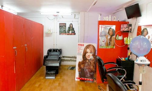 Salon 4 u ở Navrangpura, Ahmedabad: Chào mừng bạn đến với Salon 4 u tại Navrangpura, Ahmedabad! Với không gian rộng rãi và thiết kế hiện đại, chúng tôi cam kết mang đến cho bạn những trải nghiệm làm đẹp tuyệt vời nhất. Với đội ngũ nhân viên chuyên nghiệp và tận tình, chúng tôi sẽ giúp bạn cảm thấy thoải mái và thư giãn sau một ngày làm việc vất vả.